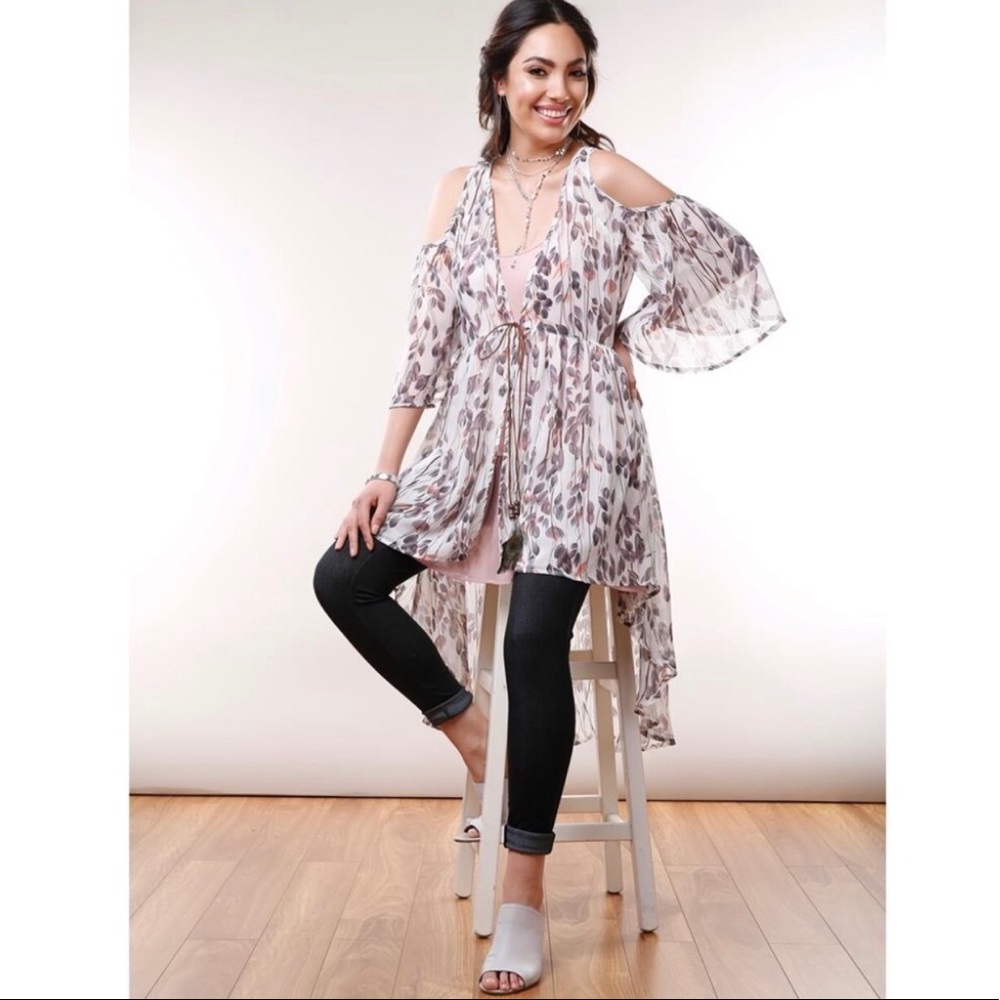 🔥NWT, Boutique Cold Shoulder Printed Kimono